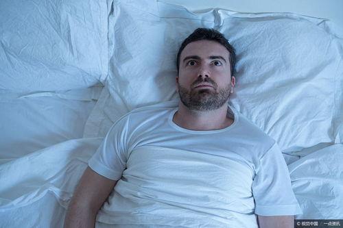 欧美男性晨勃图片素材,自然生理现象的视觉呈现